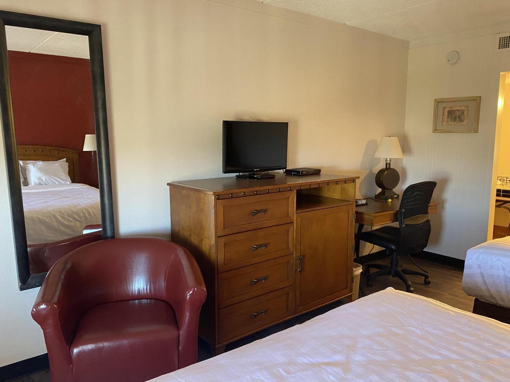 Queen Room with Two Queen Beds and Roll-In Shower - Disability Access/Non-Smoking,1746878937:JPEG