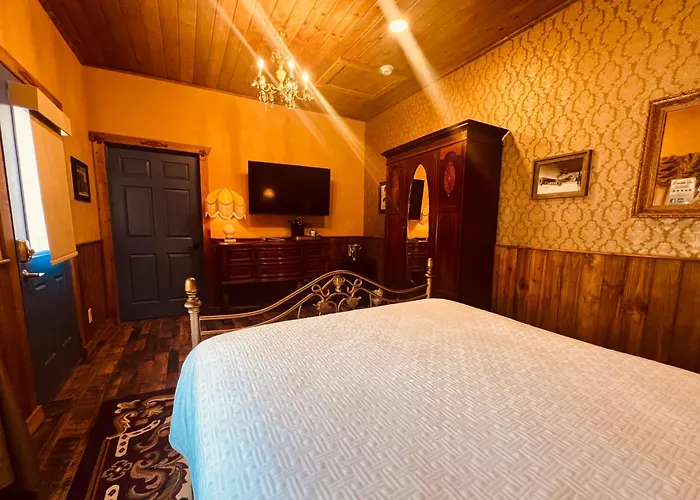 Family Hotel: The Russ House